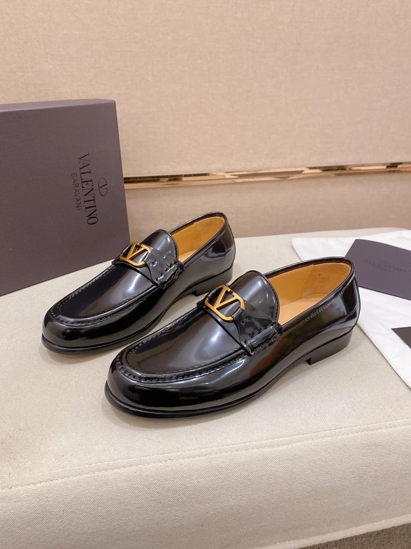 Factory price: 700💰Valentino's new men's V logo micro-label business casual loafers. These Derby loafers are made of imported cowhide leather. They are light in texture and cool in style. The uppers are decorated with brand logo buckles, highlighting the big-brand style! The lines reveal novel urban trends. The toe is round and full, and the rubber foam sole and triple protruding leather welt complement each other. It is extremely fashionable and charming, with dyed calfskin lining, genuine leather feet, and standard logo decoration. It is simple yet elegant. It has a classic European and American loose style and is extremely comfortable on the feet. Size: 39-44 (38.45. Customized)
